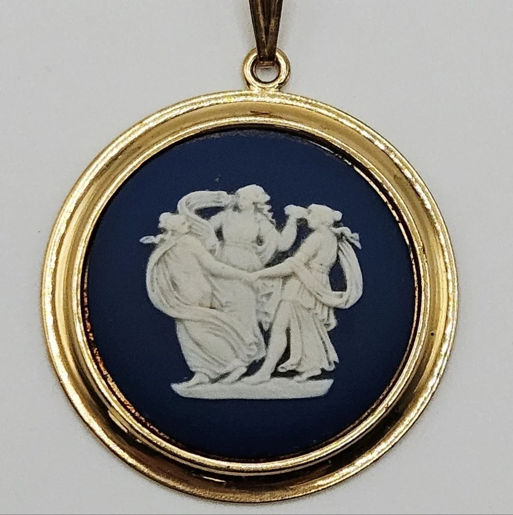 VINTAGE Wedgwood Jasperware Gold Filled Circle Pendant Made in England Signed